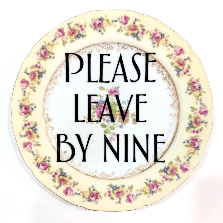 Pratos Vintage com Palavrões - "Por favor, saia até às nove" por atacado de Un Peche Mignon