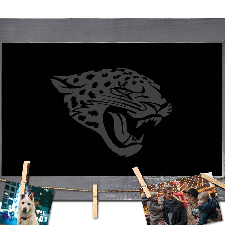 Tableau noir blanc Jacksonville Jaguars avec cadre et pinces à linge pour la vente par Fan Creations