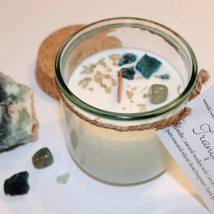Bougie Tranquility | Feuilles d'eucalyptus, aventurine verte, apatite bleue et préhnite | Non toxique | Mèche en bois | Cire de soja | Verre recyclé | 9 oz pour la vente par Woosah Co.