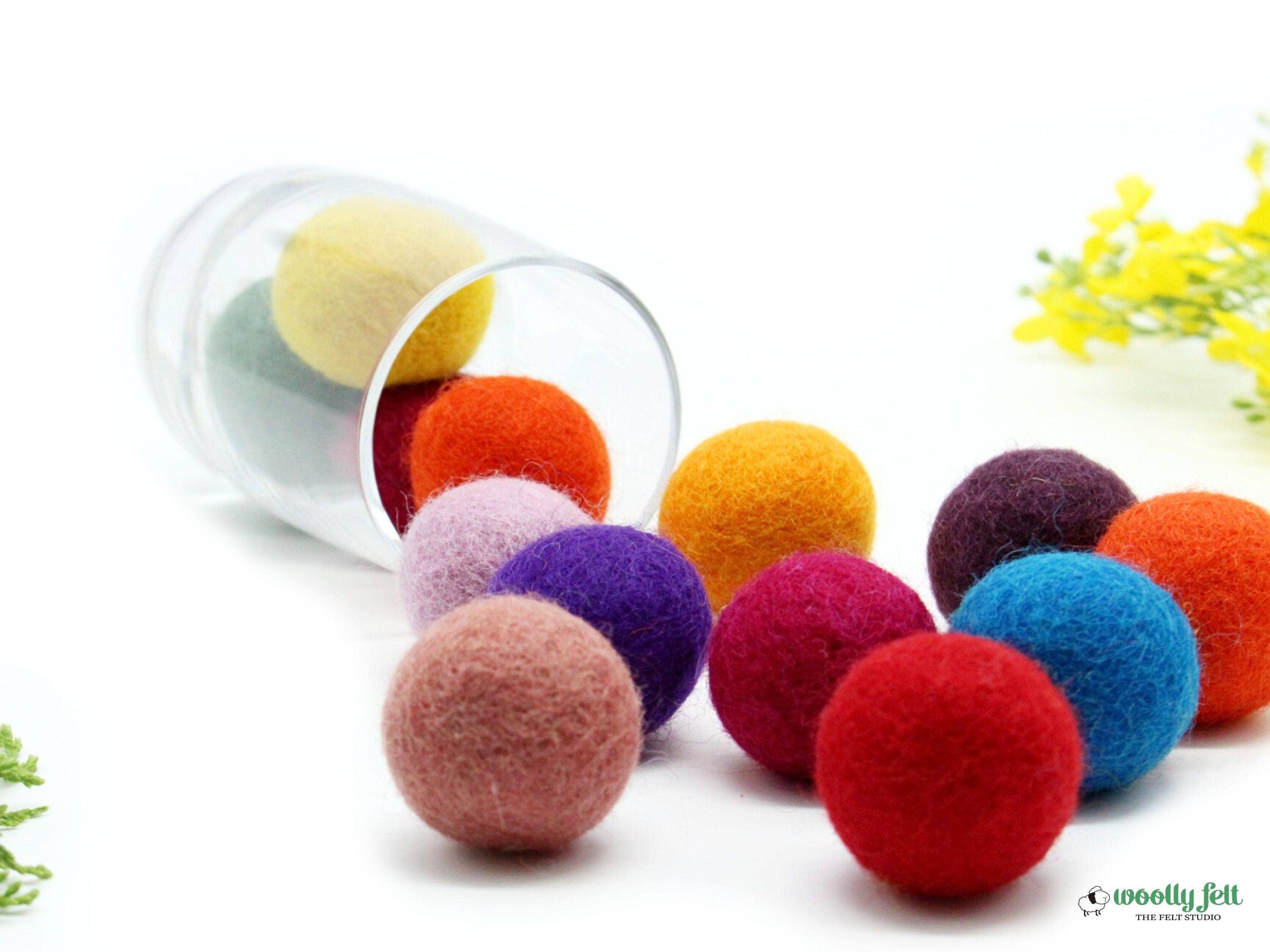 Woollyfelt - Vente Matériels de bricolage - 100 pièces de boules en laine feutrée à la main de 2 cm 100 % laine pour bricolage et décoration4