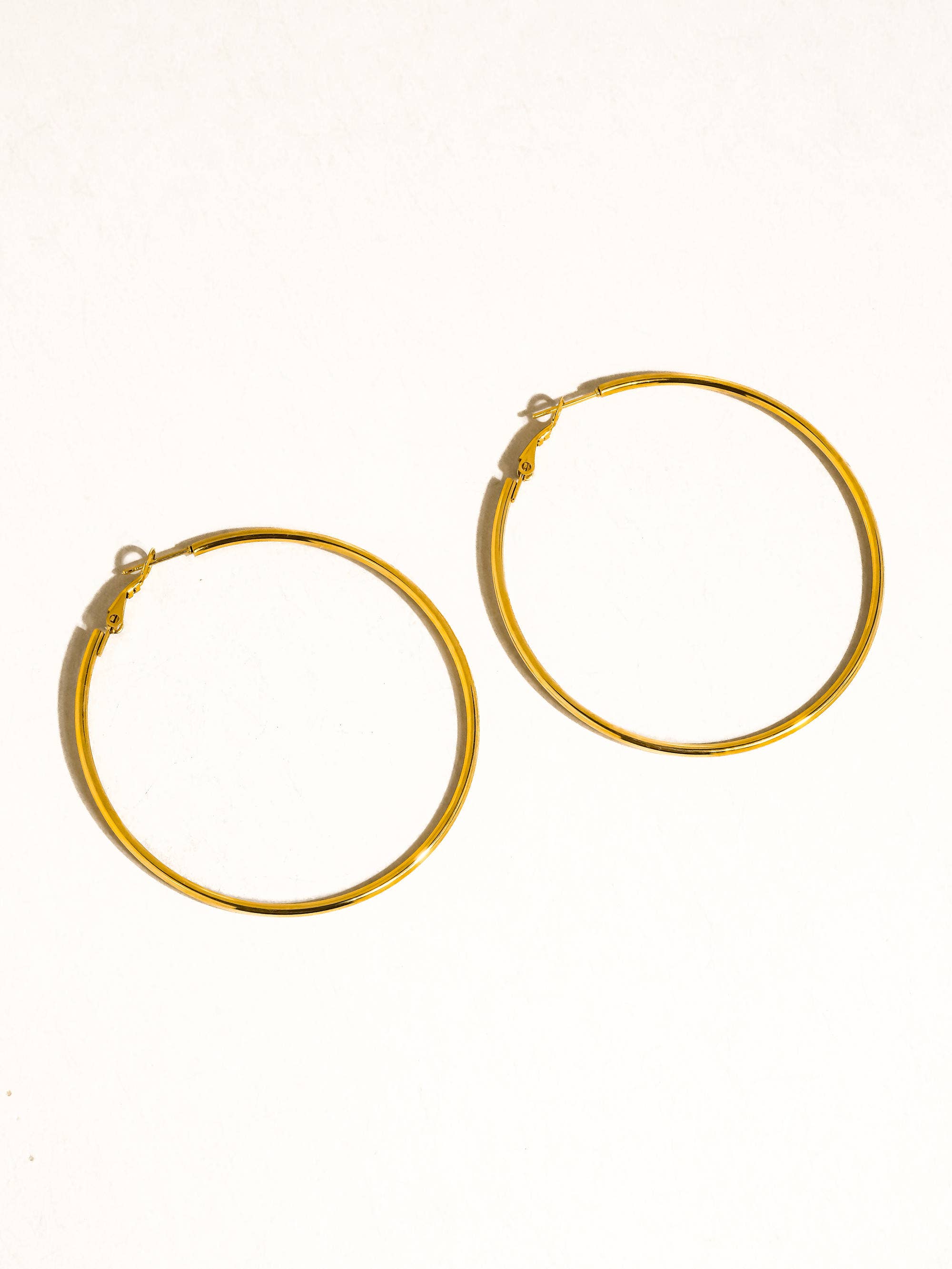 Flânerie by MAIQ - Wholesale Hoop Earrings - Eska 18K Gold Non-Tarnish Classic Thin Hoop Earring9