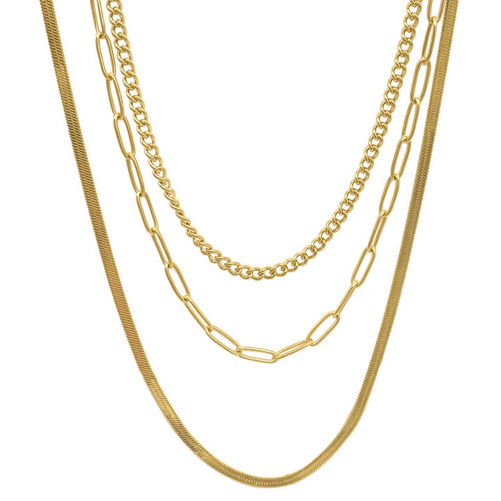 Ensemble de colliers en forme de gourmette, trombone et chaîne à chevrons, doré pour la vente par Adornia