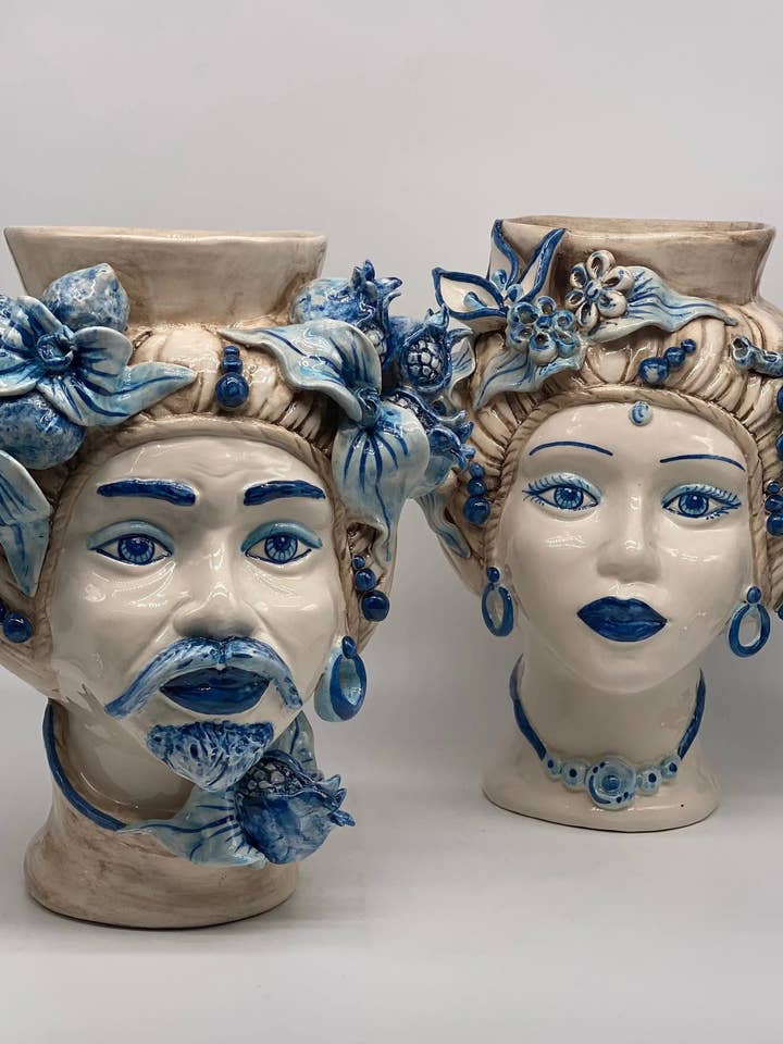Mediterrane Moorhoved i tofarvet blå, keramikhåndværk fra Caltagirone, 29 cm højde, 22 cm længde for engroshandel hos DD Ceramiche Siciliane