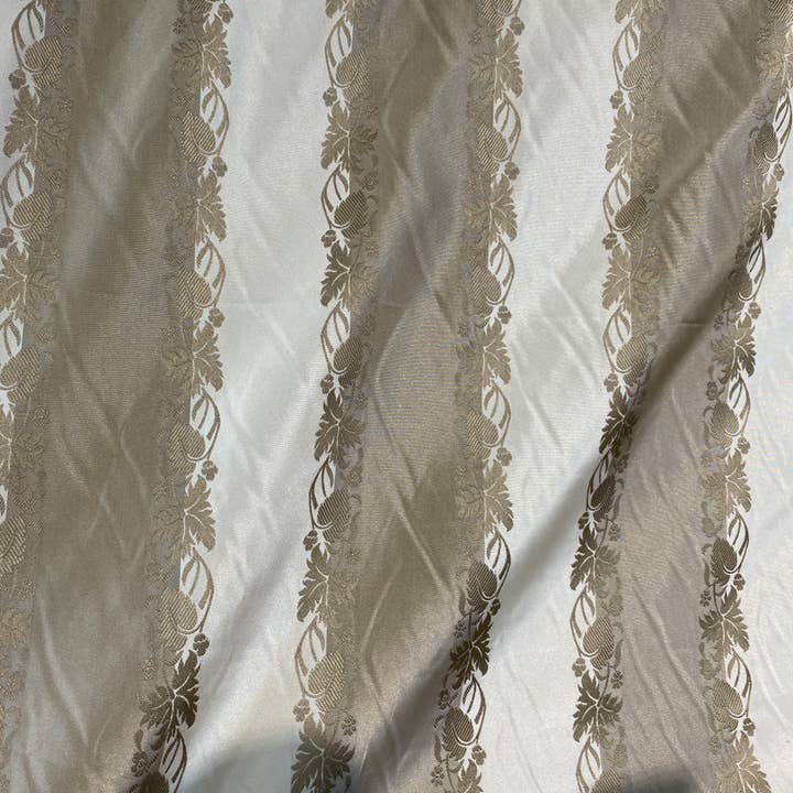 Fancy Styles Fabric - Vente Tissu - NOUVEAU Taffetas de soie synthétique Contessa Irene, champagne et vieux or rayé avec broderie vigne1