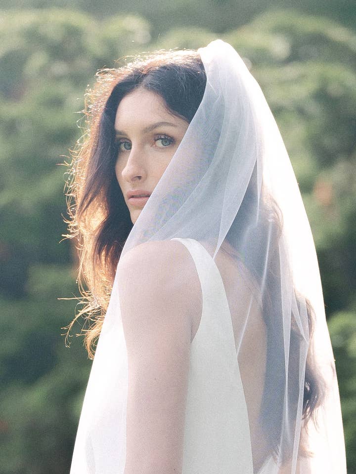 Elsket traditionelt tyl brudeslør for engroshandel hos Miss Foxine Couture