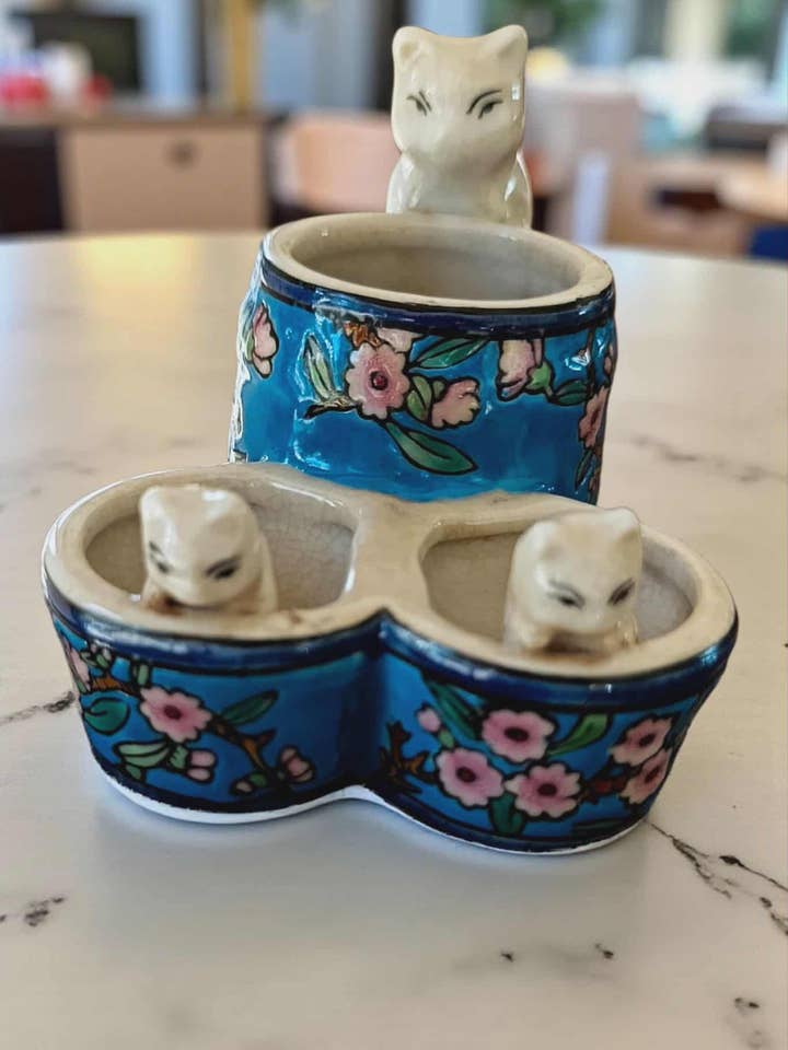 Senapskruka med tre katter – Art déco – blå keramik med blommor för wholesale av Art Déco Style