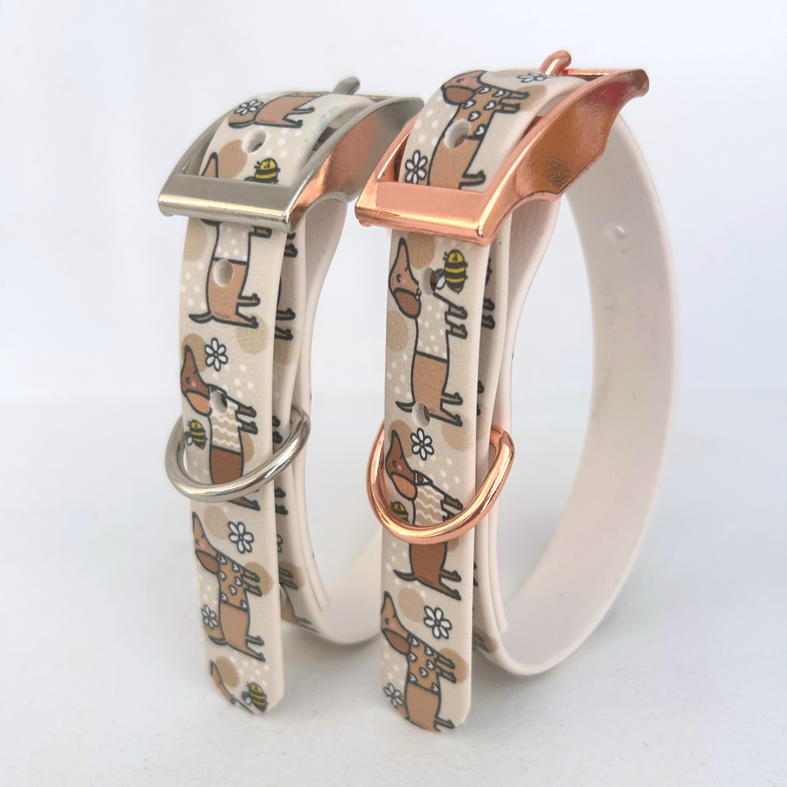 Puppies & Pom Poms - Vendita all'ingrosso Collare - Cani - Collare per Cani Handmade Impermeabile Beige con Bassotti e Api4