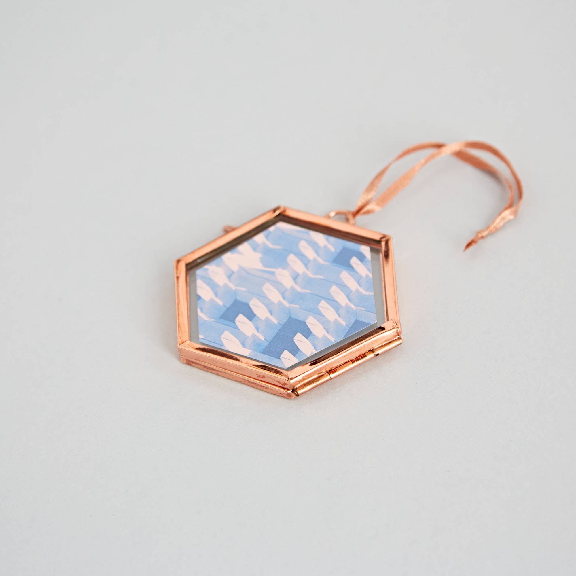 The Paper High Gift Company Limited – wholesale Picture frame – Alia Mini Hexagon Hanging Photo Frame - Handmade3