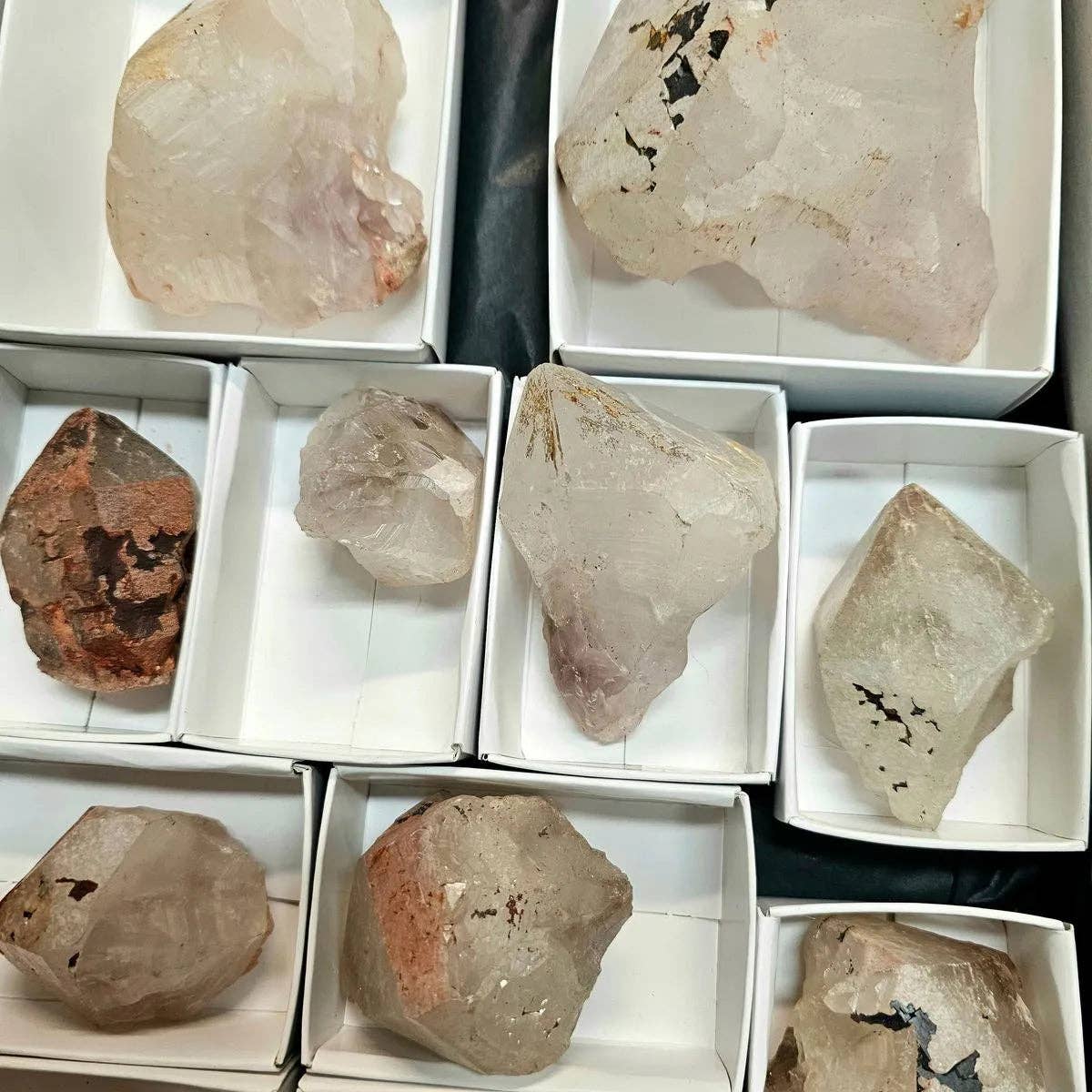 Distinction Crystals – Pedra/cristal espiritual por atacado – Goethita/hematita sobre cristal de quartzo “Blacknite Quartz” Deal3