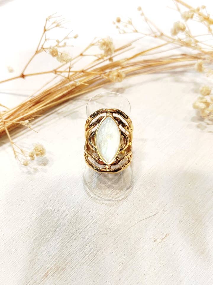 Bague réglable nacre Aniyah pour la vente par LOLO & YAYA