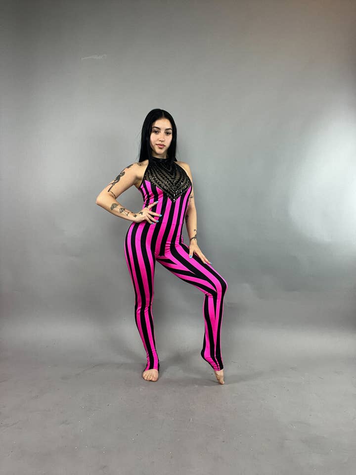 Combinaison rayée rose et noire avec haut licou orné, détail col en simili cuir, combinaison moulante sans manches en tissu stretch spandex pour festivals et événements de danse pour la vente par Kikimora Fashion