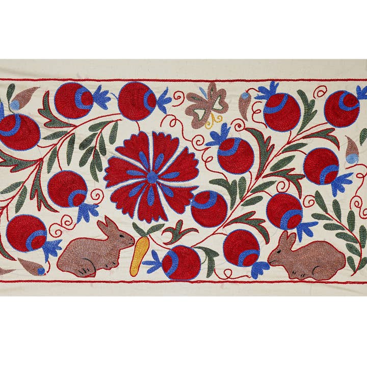 Corsa Suzani Ricamata a Mano con Conigli – Corsa con Animali per per la vendita all'ingrosso da parte di Vintage Pillows Store