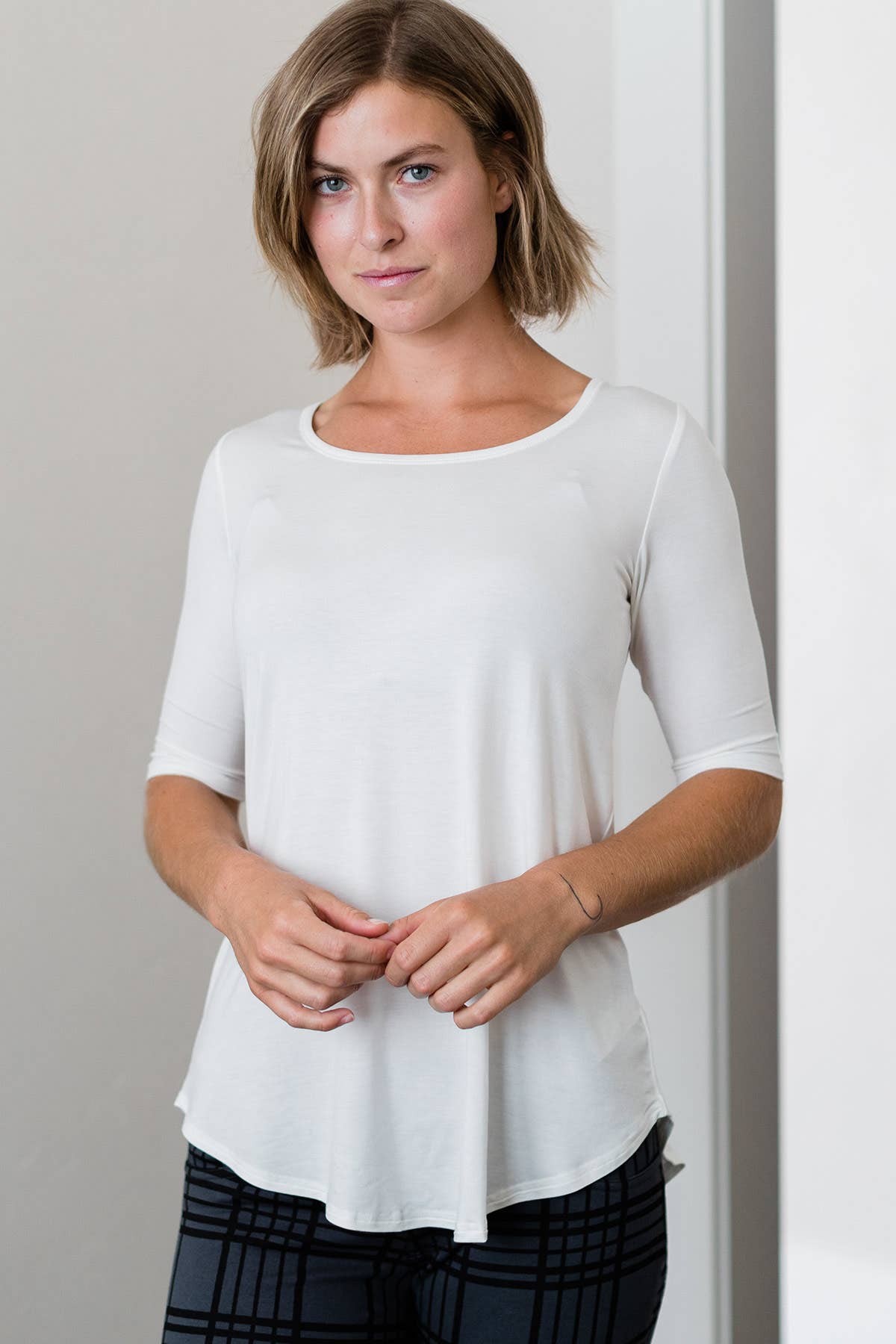 YALA - Vendita all'ingrosso Tunica - Donna - TOP IN BAMBÙ A MANICHE CORTE CON SCOLLO ROTONDO E VESTIBILITÀ MORBIDA2