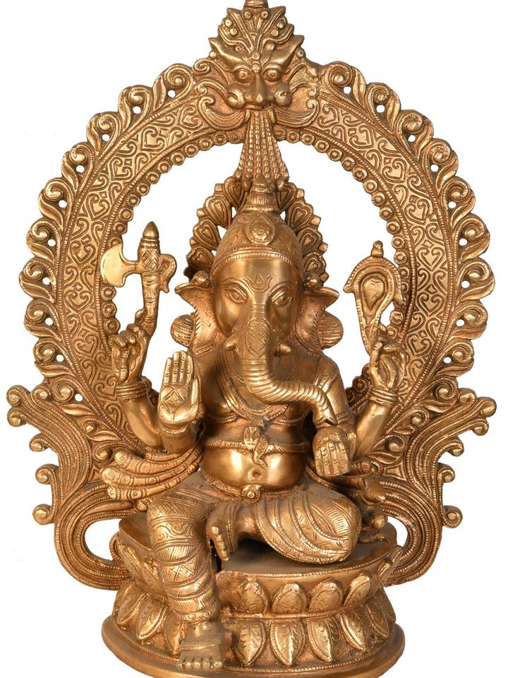Lord Ganesha seduto sul loto con aureola in ottone per la vendita all'ingrosso da parte di Exotic India Art