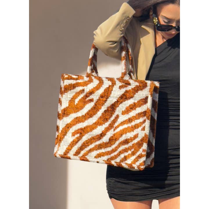 Braune Ikat-Samt-Zebra-Große Tragetasche für den Großhandel von MIASETA