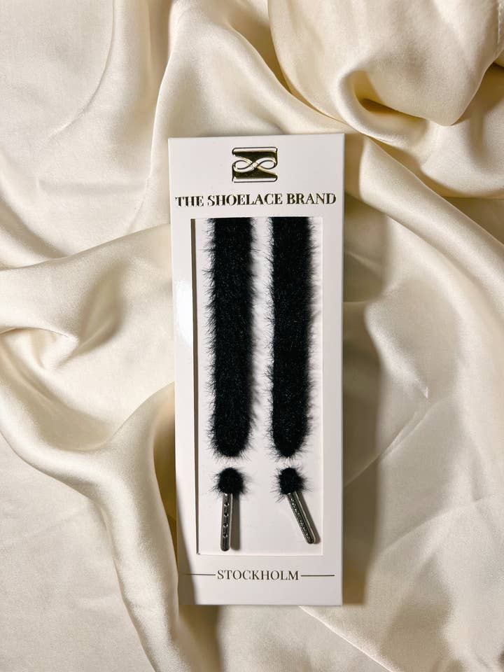 Lacets noirs en fausse fourrure pelucheuse avec embout métallique argenté pour la vente par The Shoelace Brand