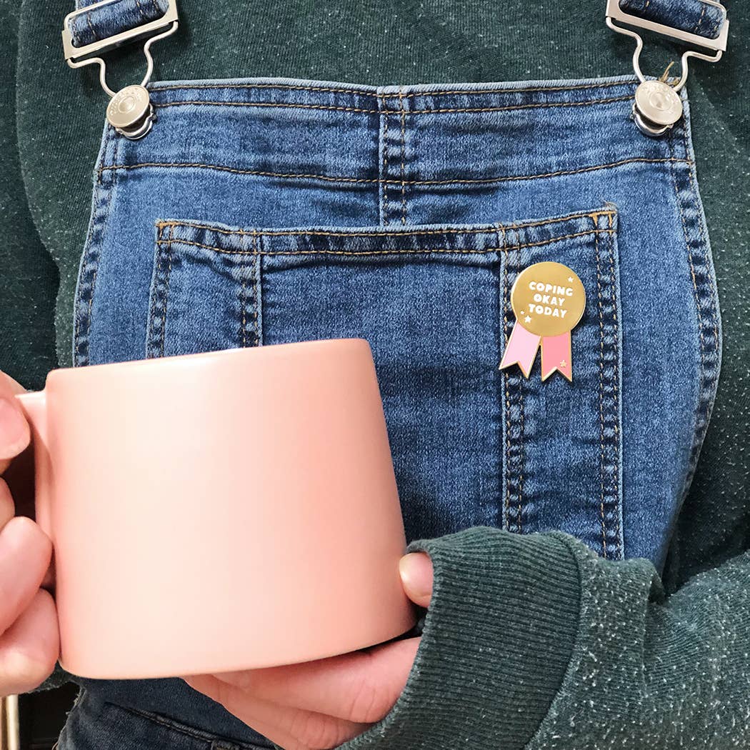 Clara and Macy - Venta al por mayor Botón/prendedor - Pin esmaltado de la medalla «Coping Okay Today»3