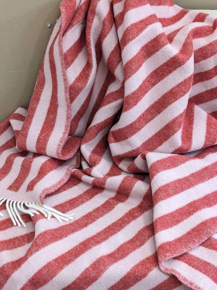Coperta di lana / coperta coccolosa STRIPES rosso / rosa per la vendita all'ingrosso da parte di Coudre Berlin