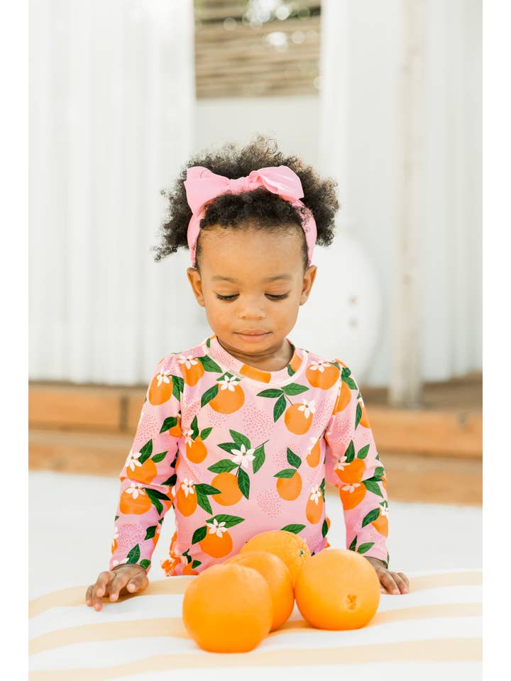 Lyserød Baby Piger Orange You The Sweetest Langærmet Éndelt Rash Guard Badedragt med Signature Bagpå Flæser for engroshandel på Faire2