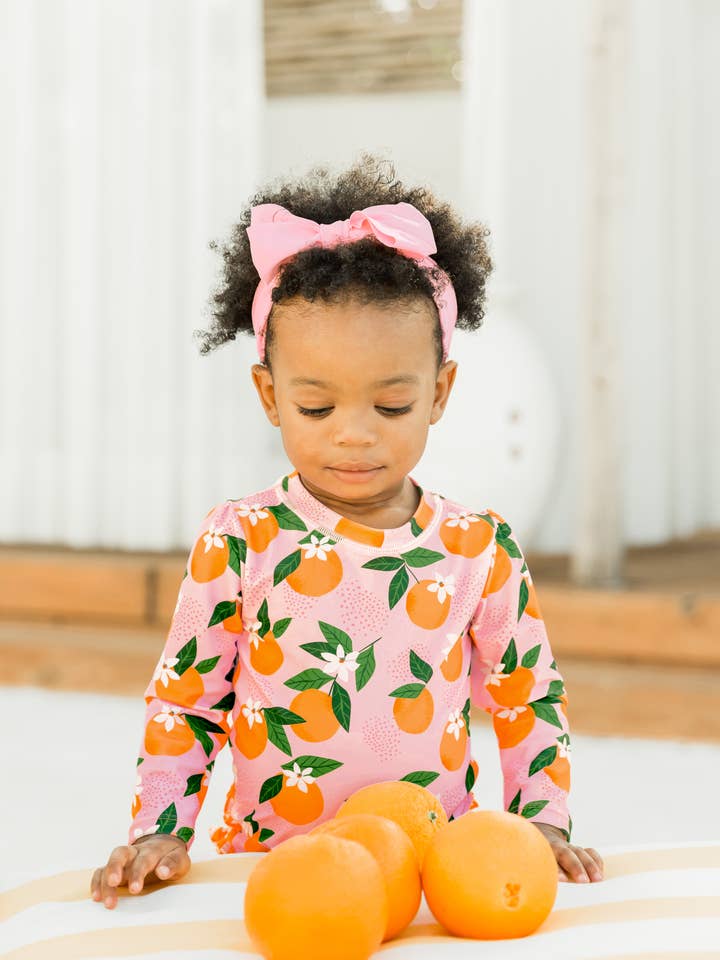 Rosa Bebisflickor Orange You The Sweetest Långärmad Enstycks Rash Guard Baddräkt med Signatur Bakvolanger för wholesale på Faire2