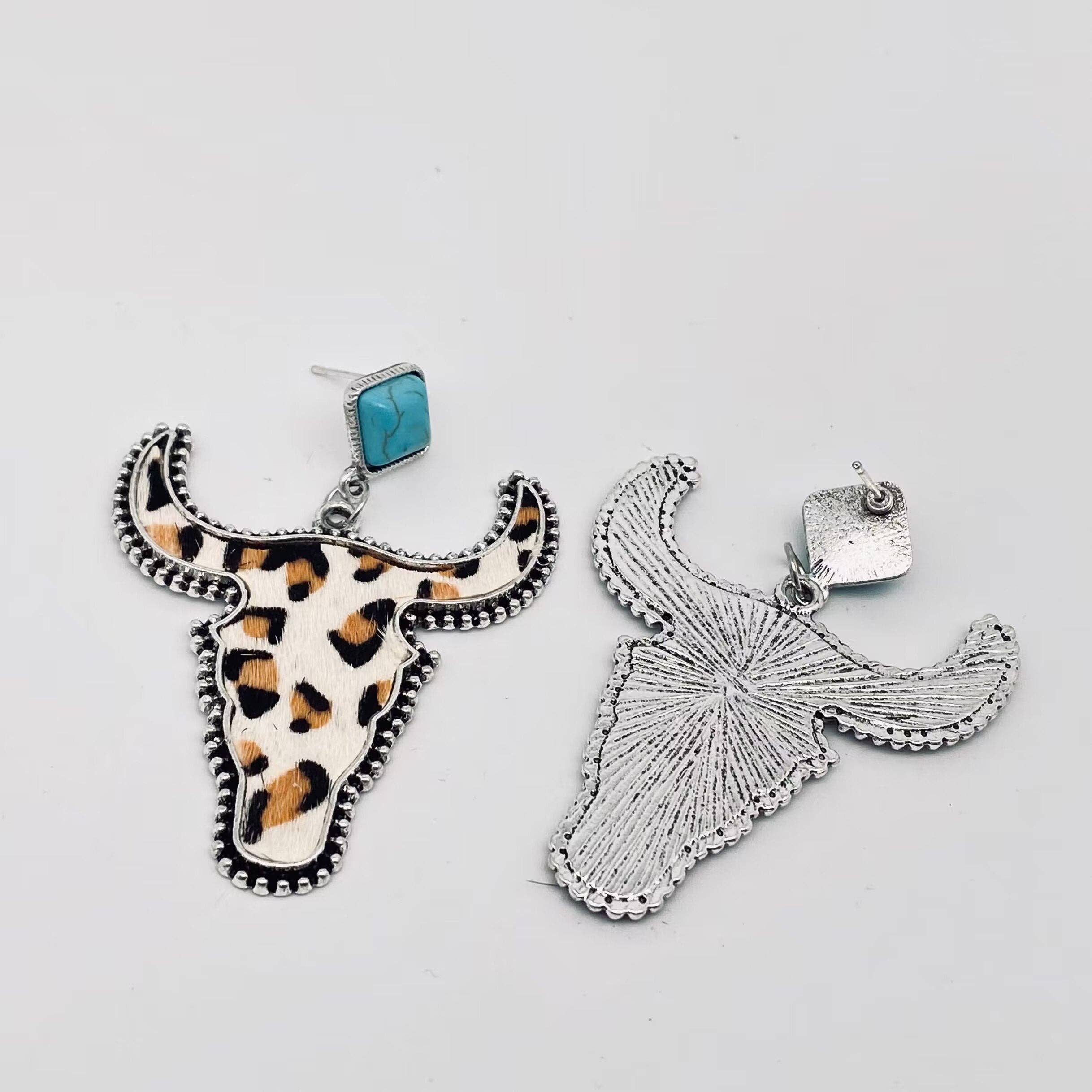 Mio Queena – Großhandel Ohrhänger – Ohrstecker im Western-Stil mit Kuhfell und Kuhkopfform - WJ4