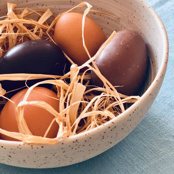 Bol de soupe moucheté pour la vente par The Barclay Studio