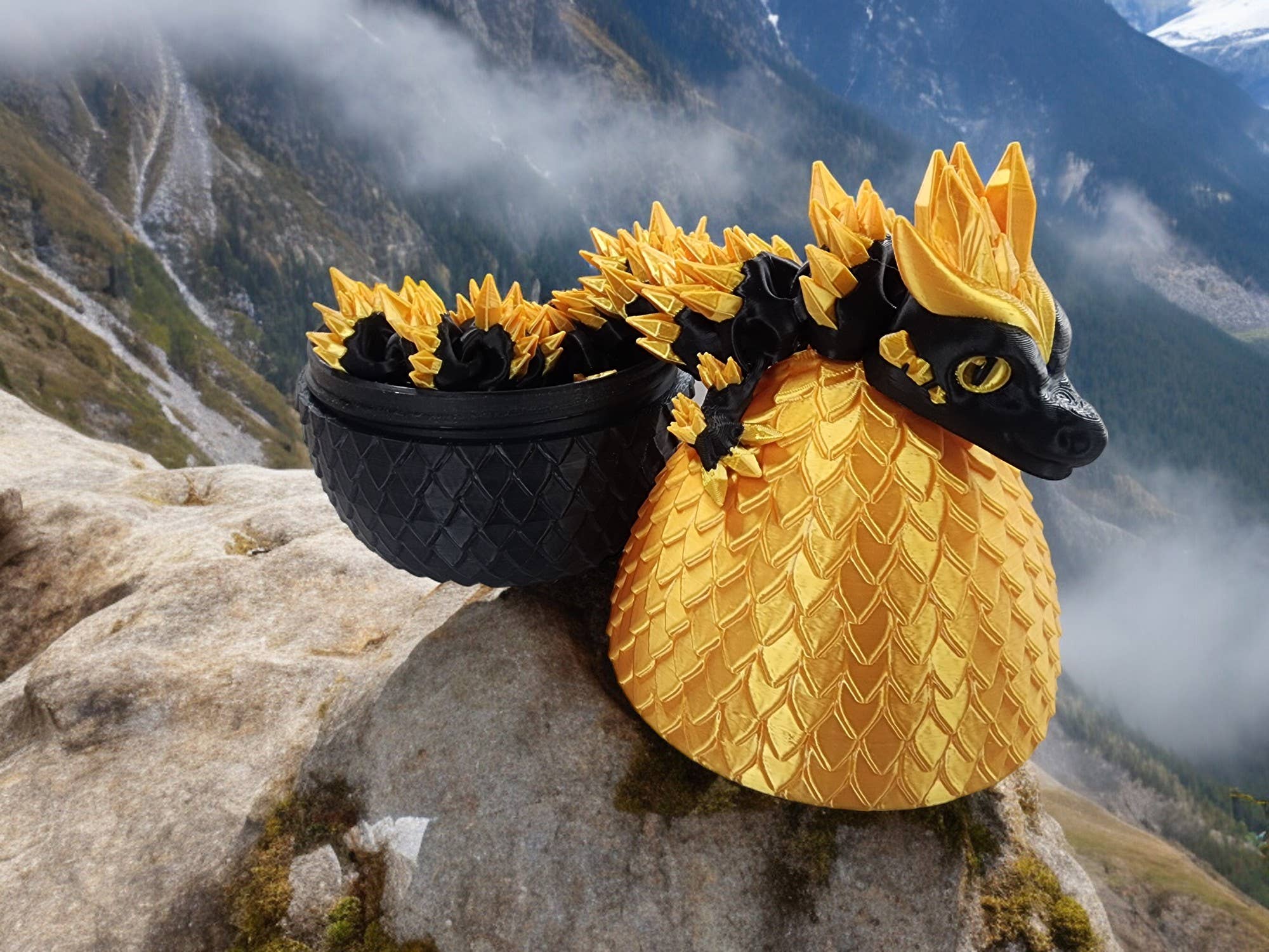 Crafted Mayhem - Venta al por mayor Pelota antiestrés - Niños - Dragón inquieto negro y dorado con huevo 0