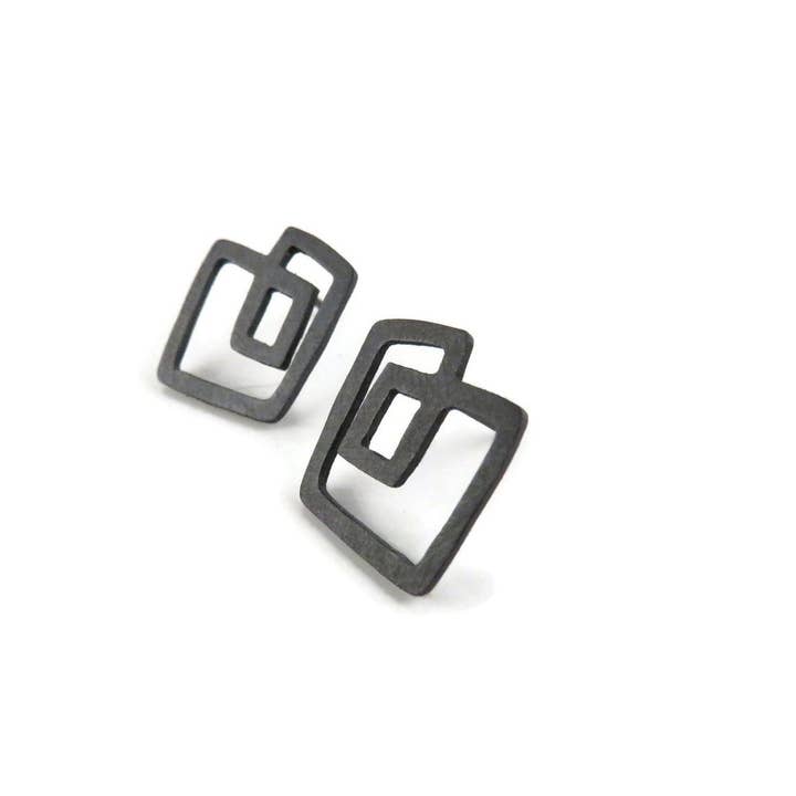 Kimya Joyas – Brincos de pino por atacado – Brincos de Prata Oxidada com Design Abstrato3