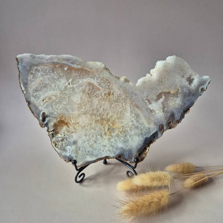 XL Pierre Précieuse Druzy Améthyste Rose Disque 740 g (avec support en métal) pour la vente par Moonlight Gemstones