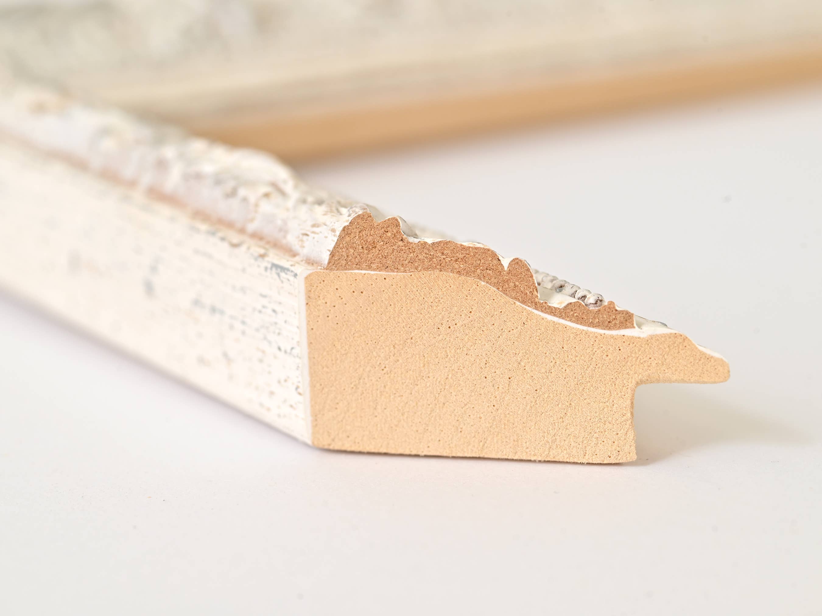 Riveros Frames - Vente Cadres photos - Profil orné peint en blanc avec finition rustique - 1863WH7