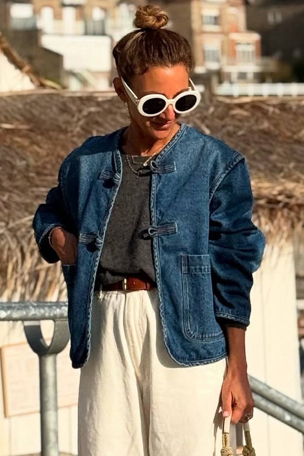 Sail Blue Giacca di jeans blu vintage con chiusura a vela, grandi tasche applicate, taglio dritto e lavaggio profondo. in vendita all'ingrosso su Faire2