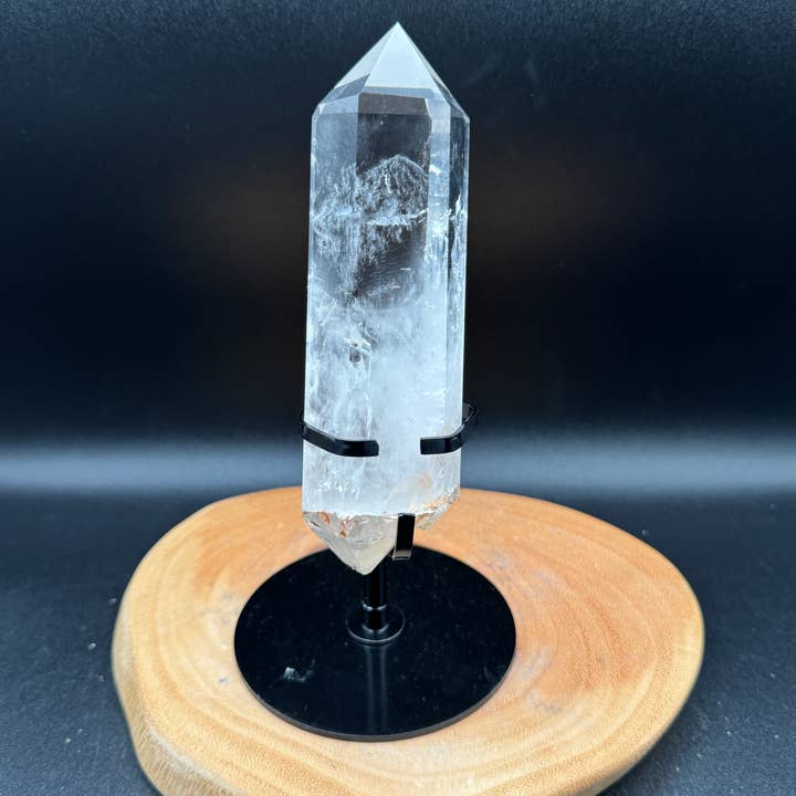 Fantôme en quartz DT unique sur un support personnalisé H285 pour la vente par The 7 Directions