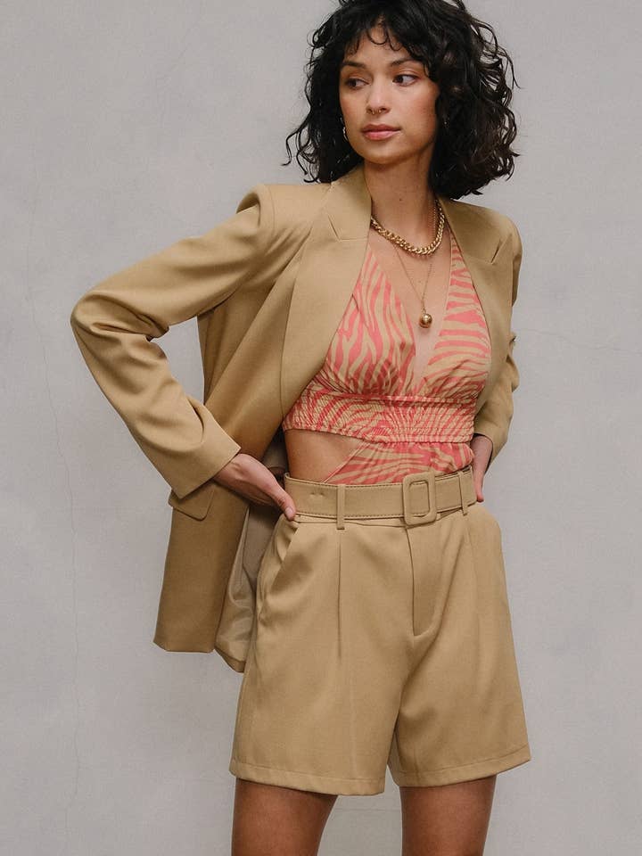 UP0418 SOLID PLEATED WOVEN SHORTS WITH BELT DETAIL for wholesale by Endless Blu