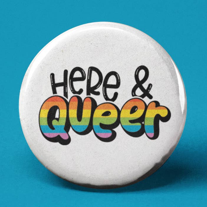 Her og Queer Pinback Button for engroshandel hos The Pin Pal Club