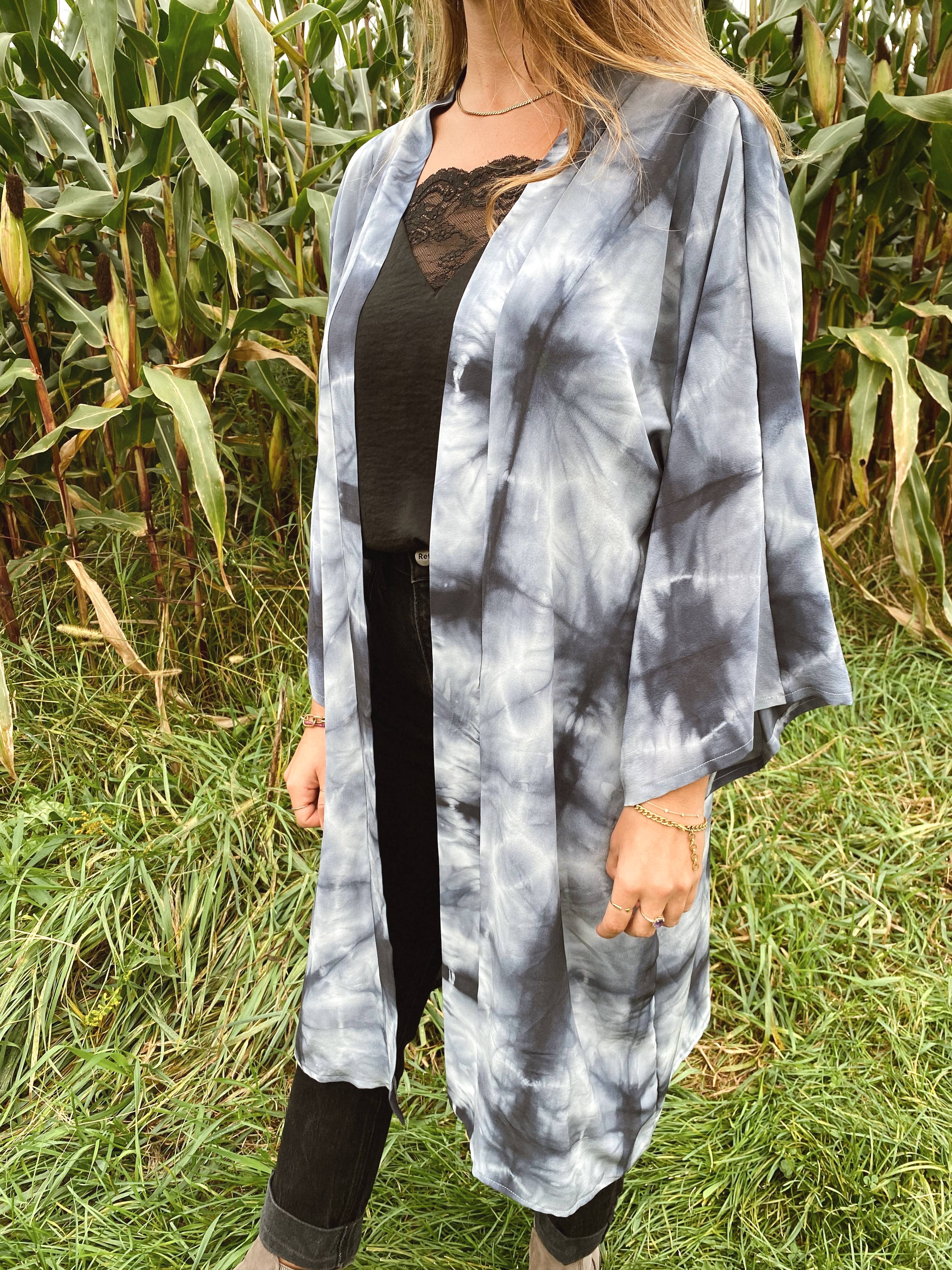 Explore Designs By Emelia Prince Ruyle – Großhandel Kimono – Damen – Stellar Silk Kimono lang handgefärbt1