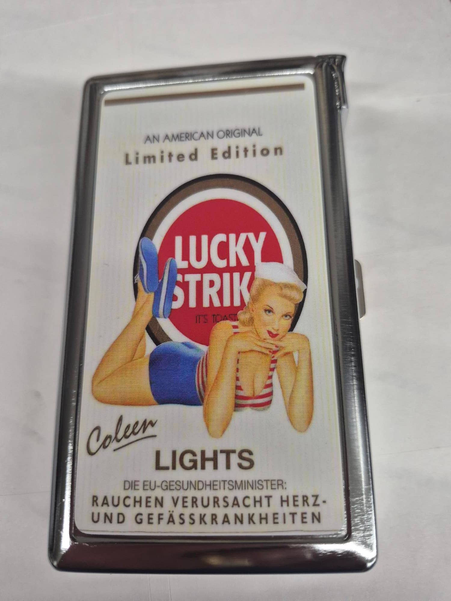 Lighter King – Caixa para cigarros por atacado – Cigarreira Lucky Strike Pinup C/ Isqueiro de Butano Integrado (Cópia)