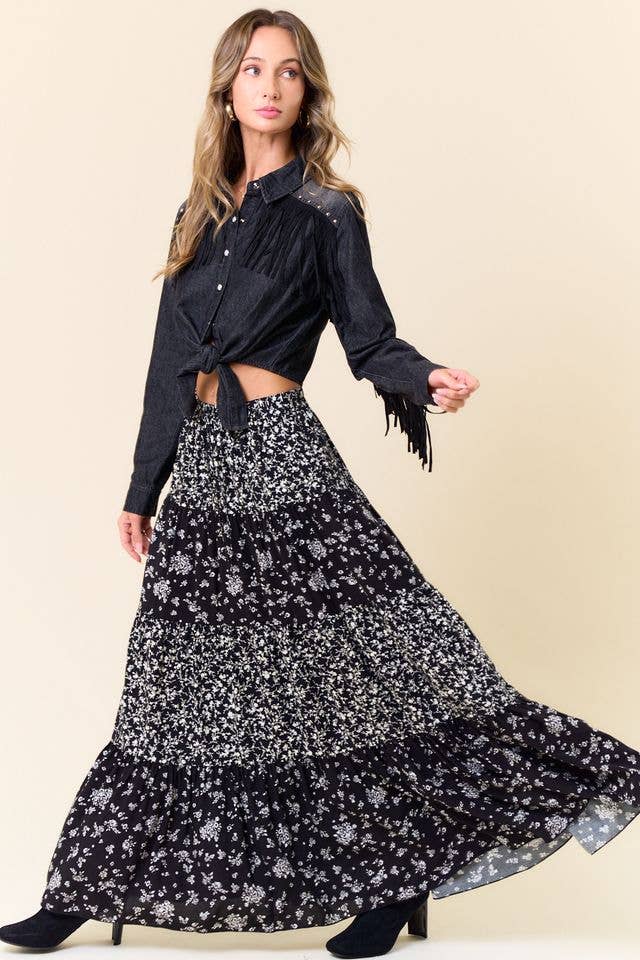 Saints & Hearts - Wholesale Rok - Dames - SS1223A GELAAGDE MAXIROK MET GEMENGDE MEDIA EN ZAKKEN2