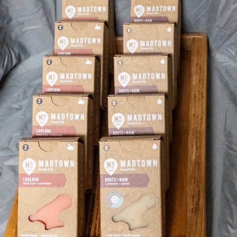 Frühlings-Seifenkollektion mit Display für den Großhandel von Madison Soap Co