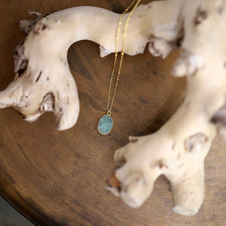 Collana con ciondolo in avventurina per la vendita all'ingrosso da parte di MOONSOON