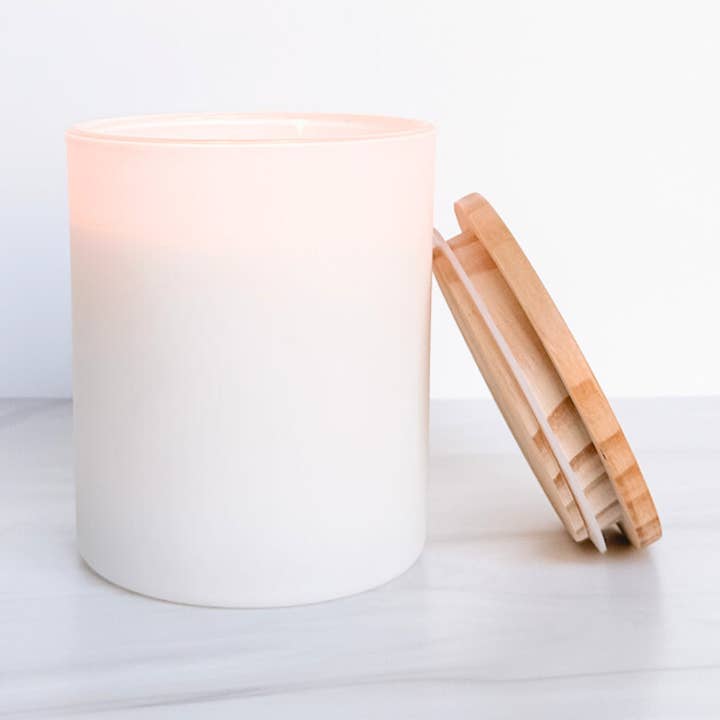 Bougie en verre blanc mat 10 oz | Cire de coco et soja sans étiquette pour la vente par Ezra and Elias Co.