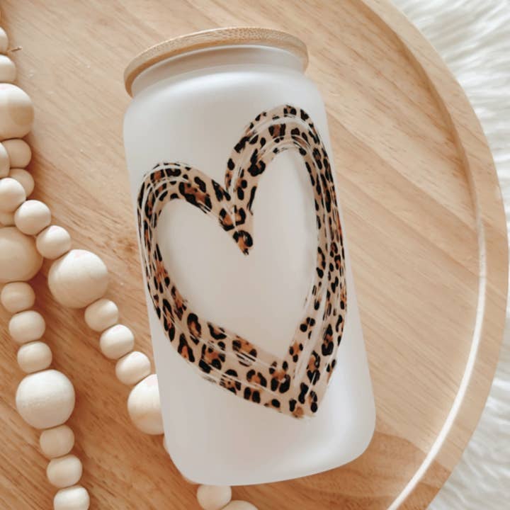 Emma K Designs - Vente Verre/tasse - Tasse en verre givré 16 oz en forme de cœur de léopard avec couvercle en bambou4