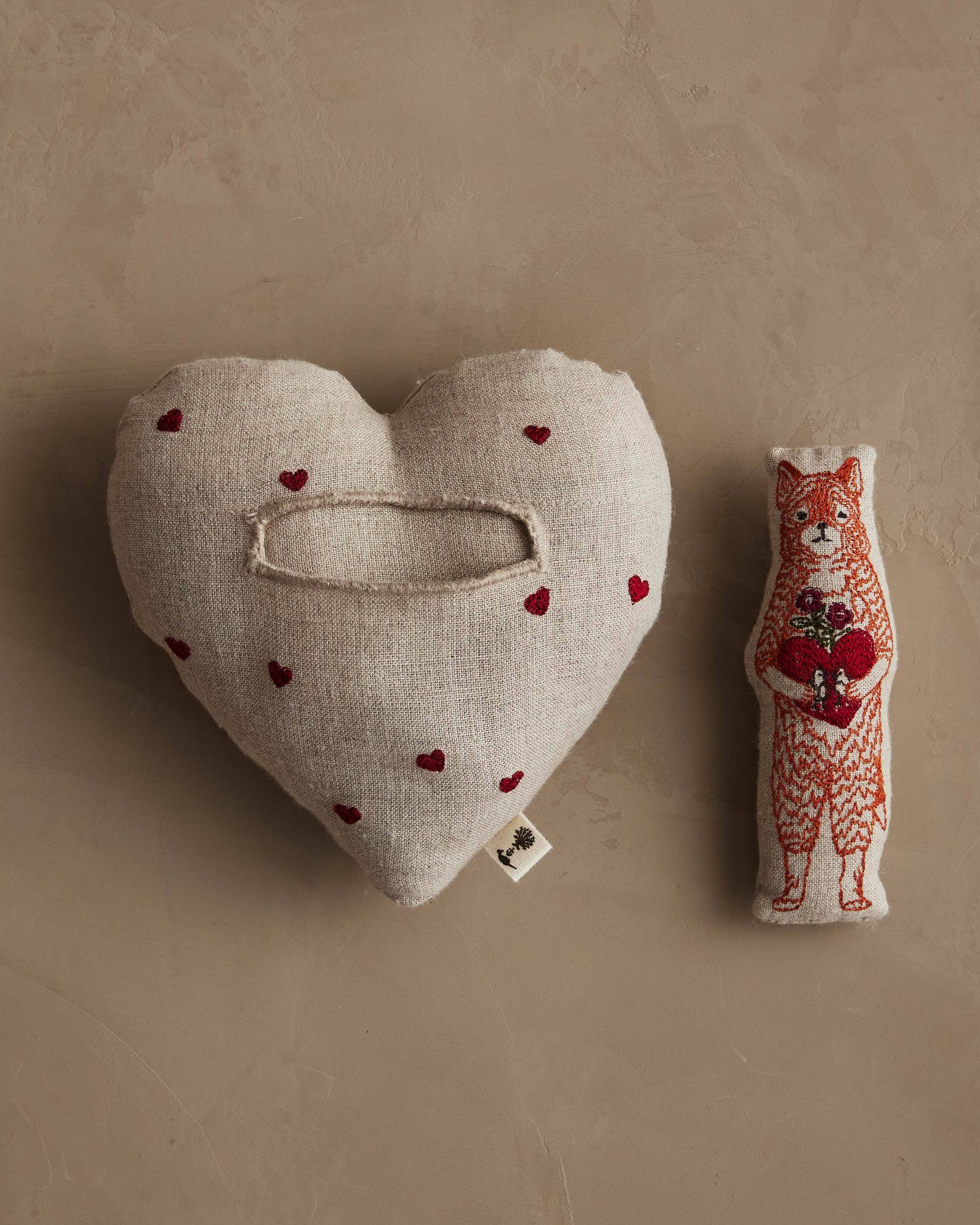 Coral & Tusk – wholesale Decorative tabletop object – Fox Heart Pocket Valentine1