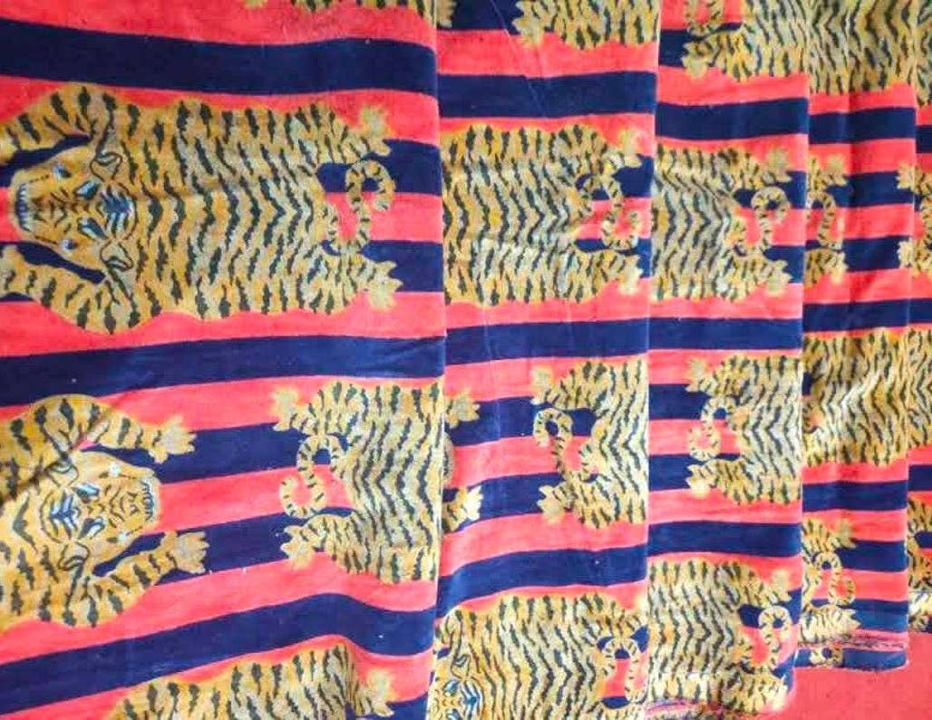 bhavnas boutique - Wholesale Textielverf - Fluweelstof Fluwelen Tibetaanse tijger Indiase stof per tuin1