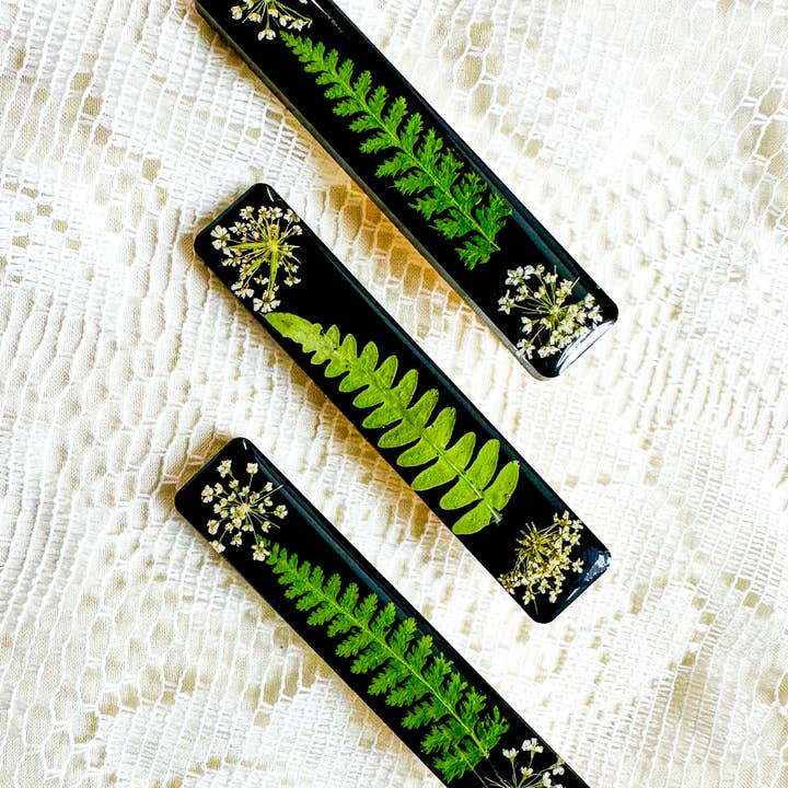 Fern & Queen Anne, fermaglio per capelli nero con fiori pressati in pizzo per la vendita all'ingrosso da parte di Cast & Clover