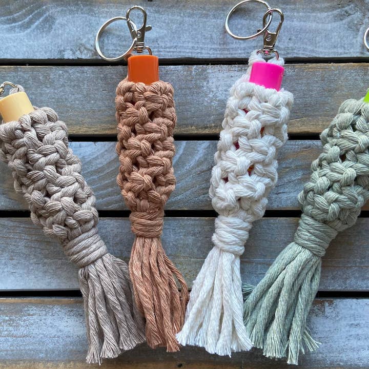 Porte-clés Boho Macramé à lèvres en macramé pour la vente par Chickadee Creations