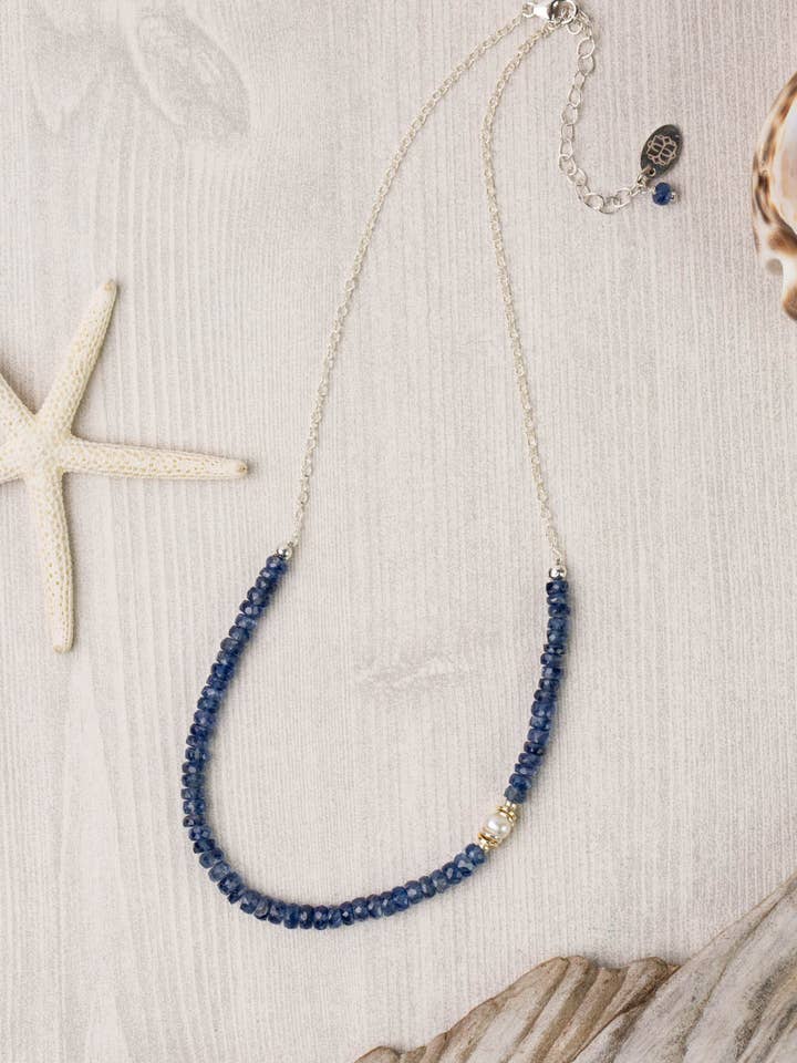 Collier simple en cyanite et perles Seaside de 15 à 17 pouces pour la vente par Anne Vaughan Designs Jewelry