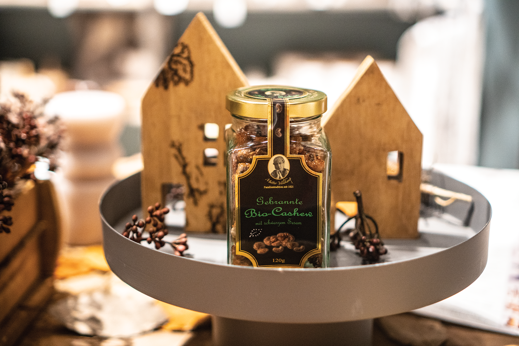 Hamburger Goldmandeln - Wholesale Nuts - Organic cashew with black sesame in a glass 120g3