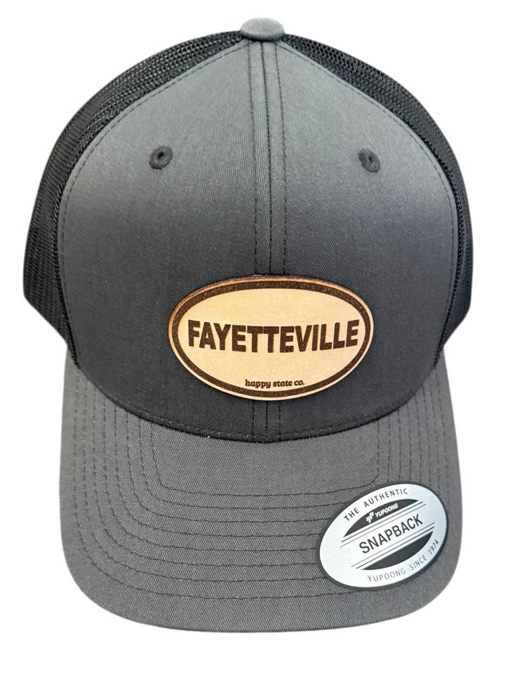 ovale votre nom de ville et d'état sur un chapeau personnalisé avec écusson en cuir pour la vente par Happy State Co