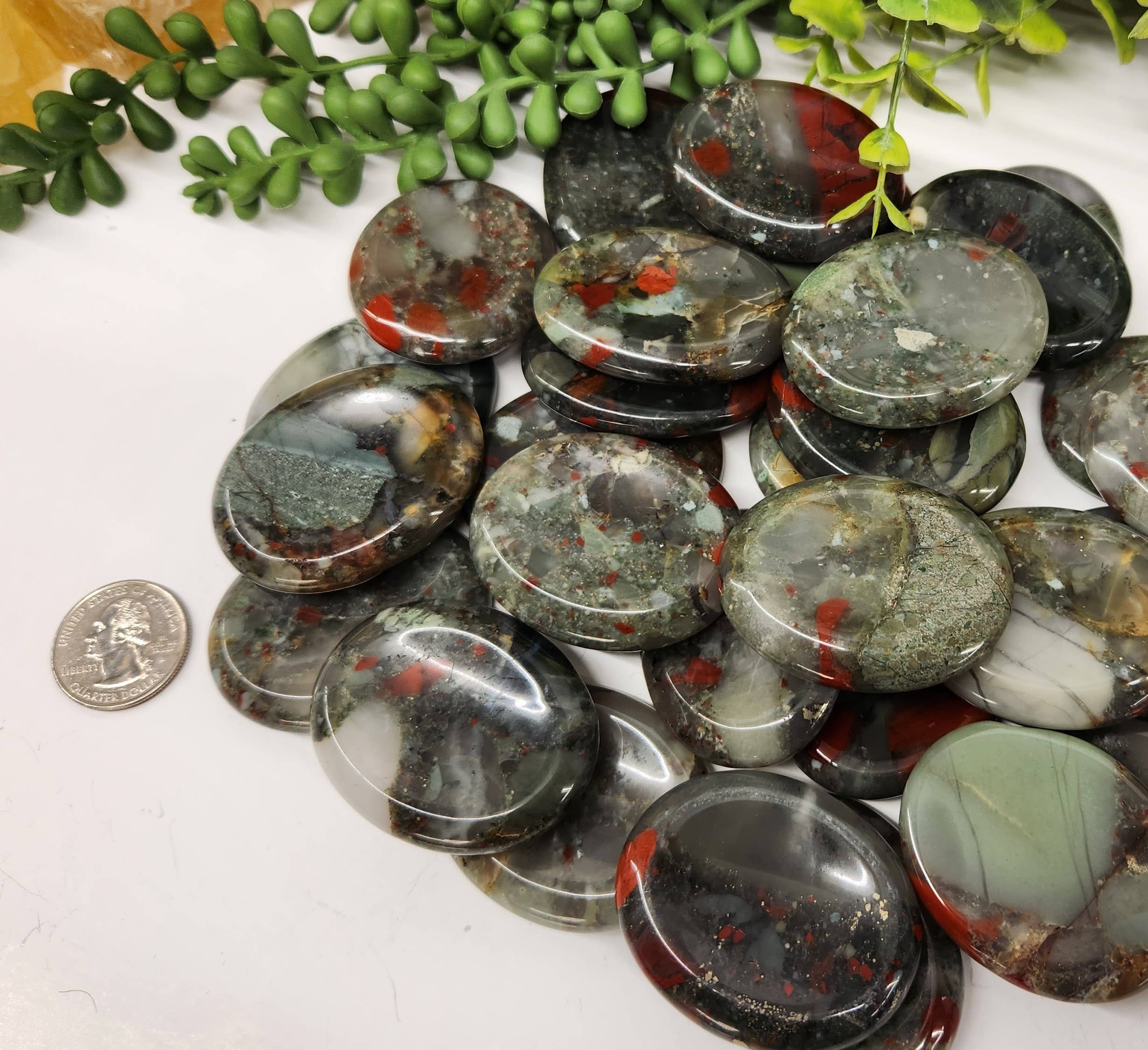Meraki Gemstones - Vente Pierre et cristal de spiritualité - Pierre précieuse African Bloodstone Worry 50 x 40 x 10 mm (0,5 kg/1,1 lb)6