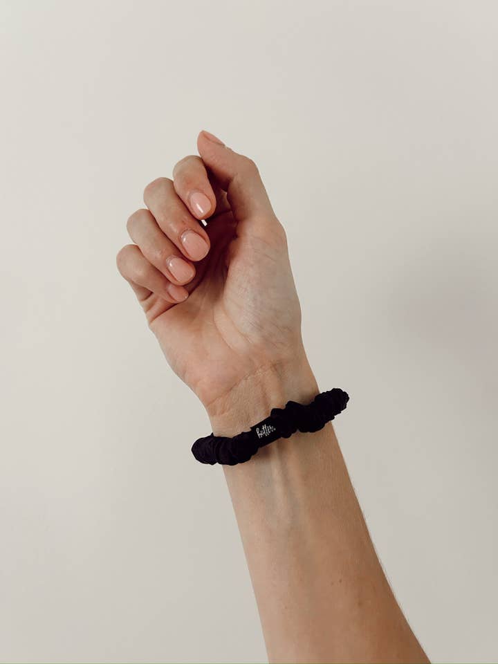 Svart Skinny Scrunchie för wholesale av Butter Beauty